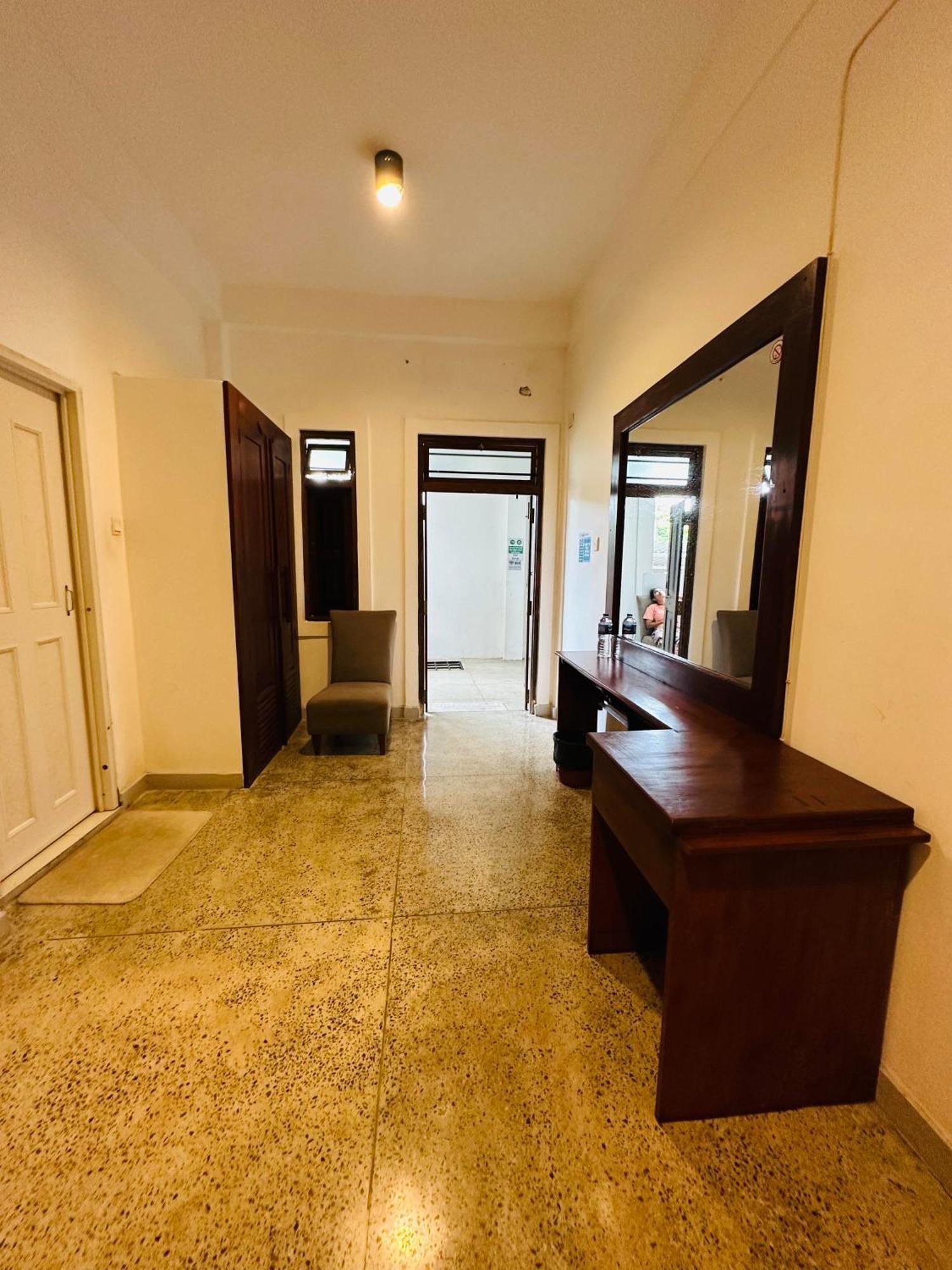 Lanka Bangla Inn Villas Restaurant & Travels Katunayake Exterior photo